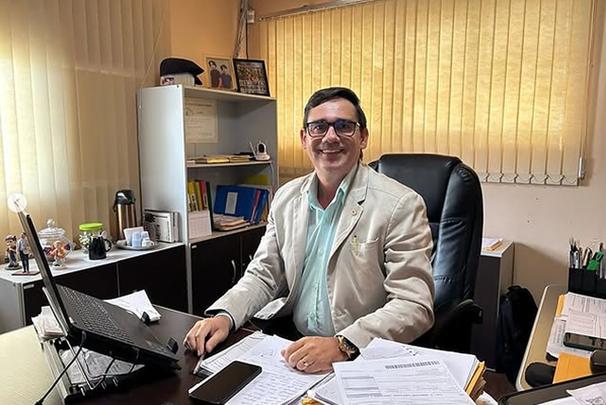 Contador Marcos Gomes em seu escritório